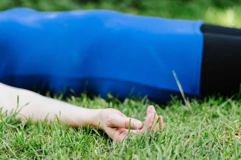 Bodypsychotherapy Maria Giesinger laying in the grass